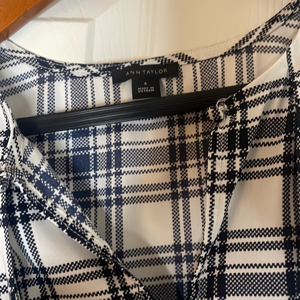 Ann Taylor Shell Top - Picture 3 of 5